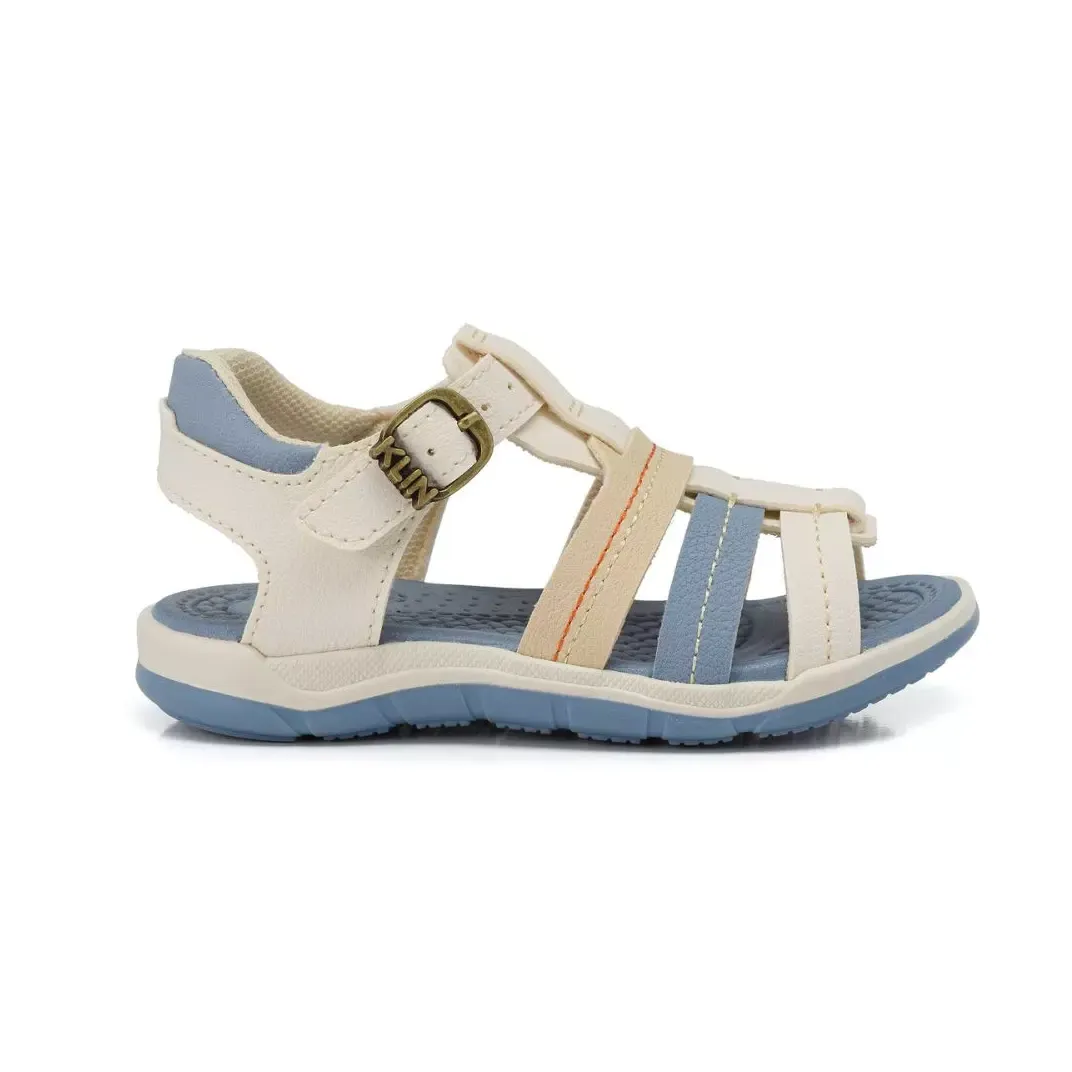 Papete infantil Klin casual nas cores off white e azul, vista frontal com detalhes em fivela dourada